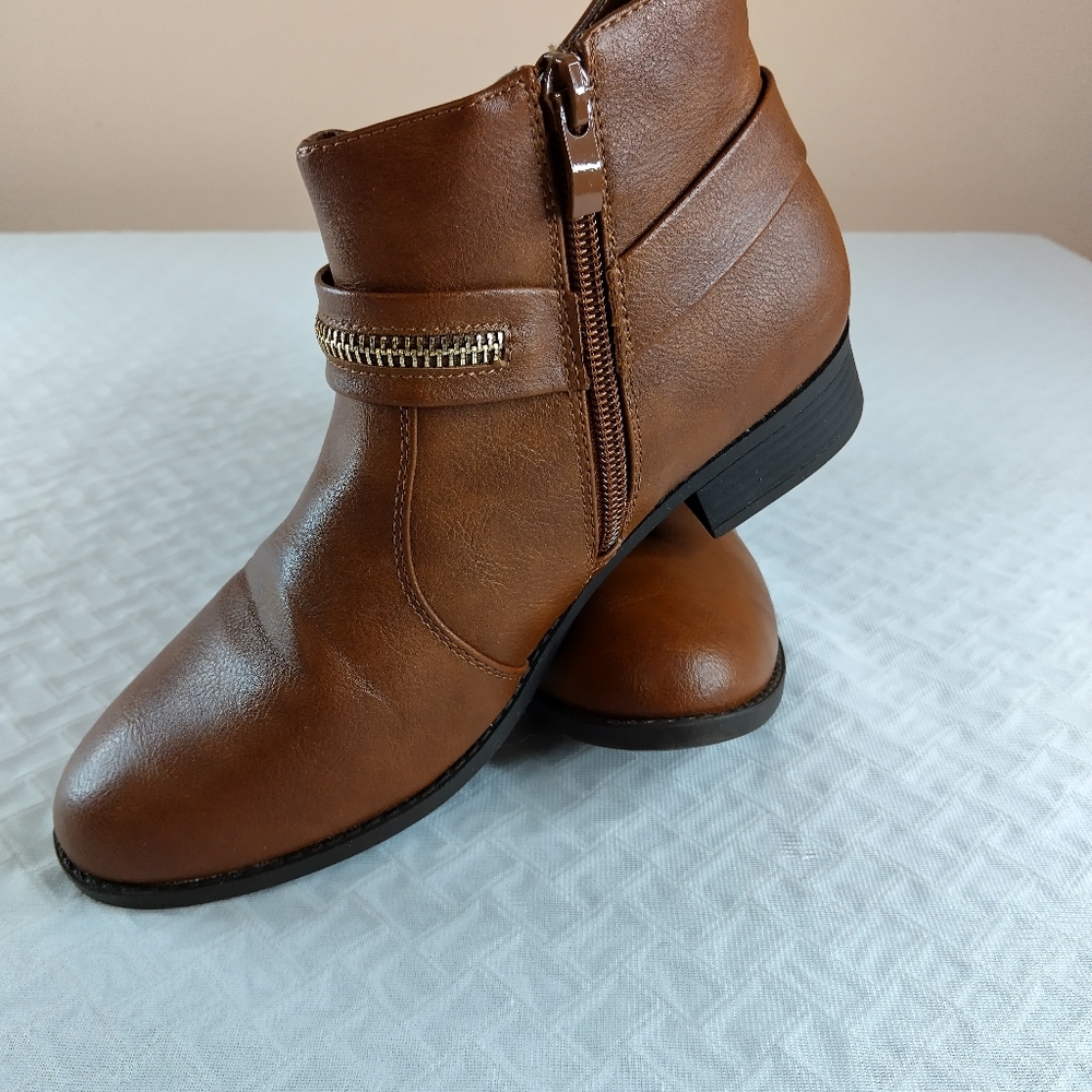 X2B Woman's Brown ankle Bootie.Size 6. Excellent like new. No wear soles heels.
